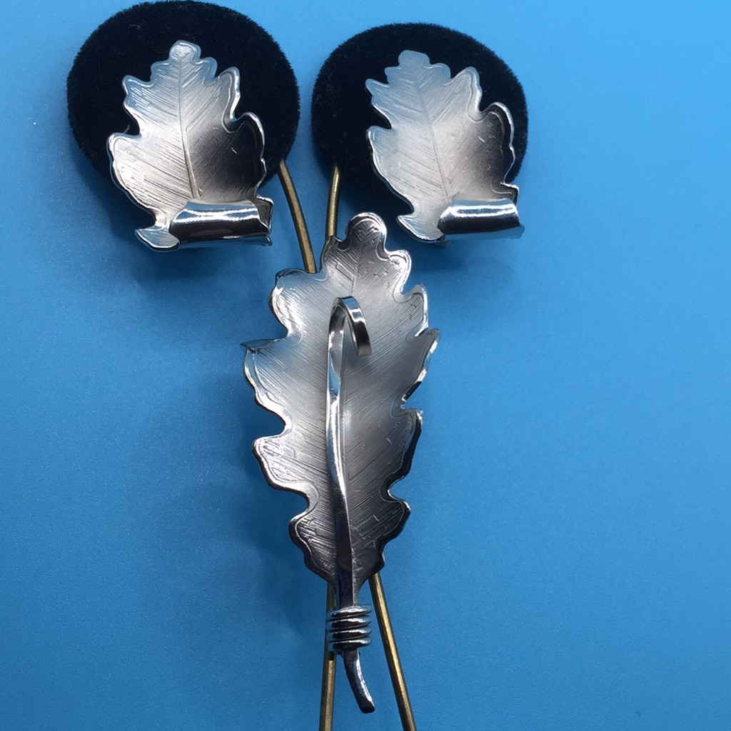 Vintage Giovanni Leaf Brooch Earrings 20$